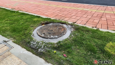 新闻追踪：破损井盖被及时修复更换