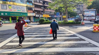 这里过马路要小心！梅江一路一人行道红绿灯故障
