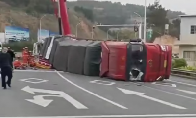 教练车遭侧翻大货车压顶，一人抢救无效身亡！事故是怎样发生的？