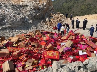  丰顺县集中销毁一批非法烟花爆竹