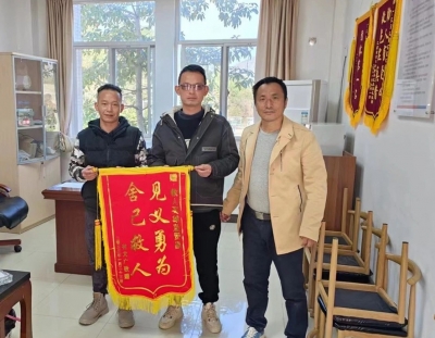 纵身一跃！他，勇救两名落水儿童...