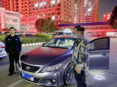 “炸街”扰民！非法改装！这名违法男青年被警察蜀黍当场查处…