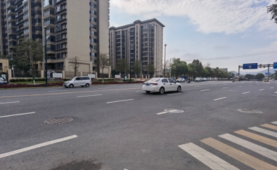 大马路上井盖哐当哐当扰人清梦，职能部门快速行动，井盖翌日“消声”！