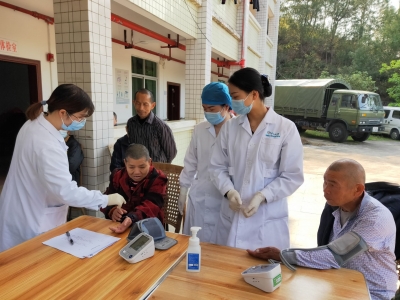 他们走进敬老院，为老人带去暖意和欢笑→