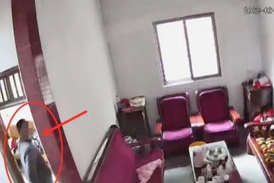 男子送老人回家起贪念，做好事变成顺手牵羊...