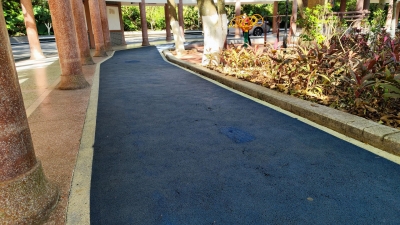 清凉山郊野公园塑胶跑道多处破损存隐患，有关部门重视迅速平整恢复