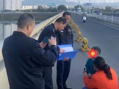 暖心守护！梅江民警为迷路男孩找到家人