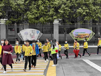 关爱保护未成年人丨家校合力 站好护学志愿岗