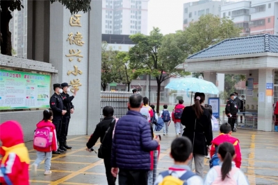 开学首日，梅县区警方保驾护航！
