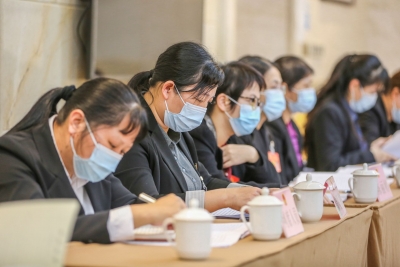 人大代表继续分组审议各项报告