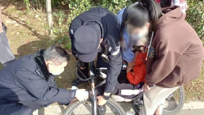 女孩脚被卡单车前轮，民警接警快速处置