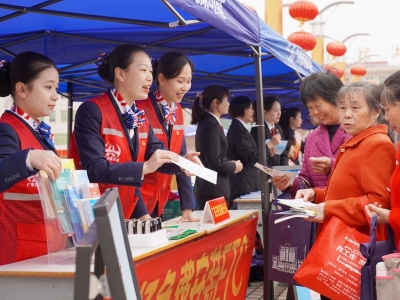 集市“摆摊”！梅河高速“红马甲”大力宣传安全文明行车