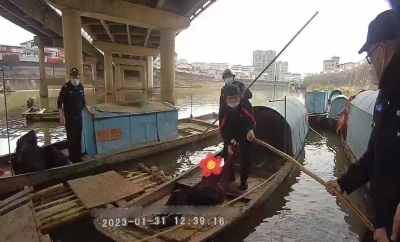 危急时刻！七旬老人意外落水，民警及时相救