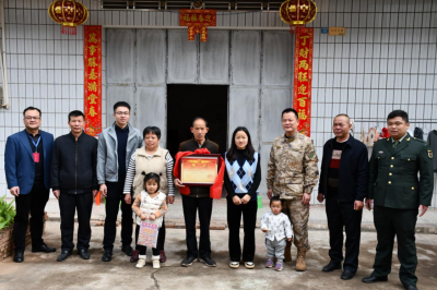 新春送喜暖人心！兴宁市为立功军人家庭送喜报