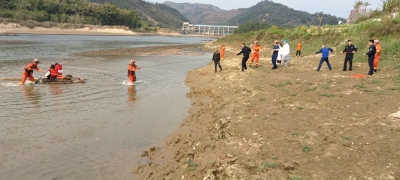 惊险！2名小孩被困河道中，大埔公安联合救援队及时救援