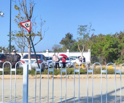 医院停车位充足，依然有人拦车揽客