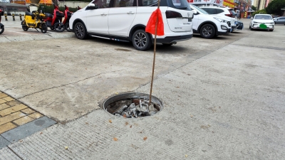 井盖破损严重，车辆“被坑”受损