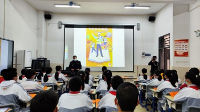 公安交警走进辖区校园，为学生上交通安全“第一课”