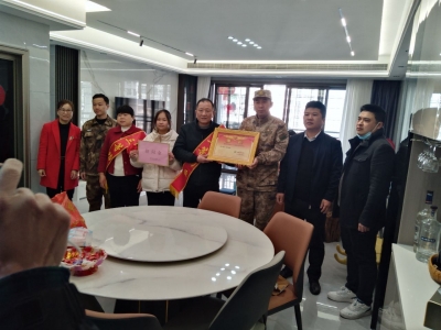 梅江区三角镇开展送喜报及征兵宣传入户活动