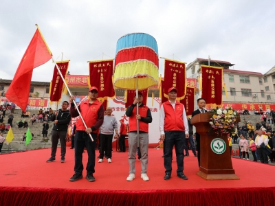 梅县区松源王氏“挂大牌”巡游活动再度热闹上演 