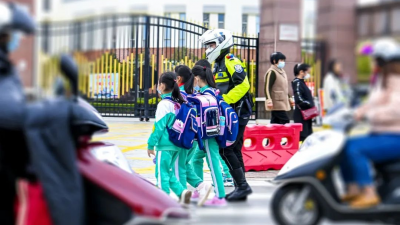 今日开学，兴宁公安开启“护学模式”，为师生撑起“安全伞”→