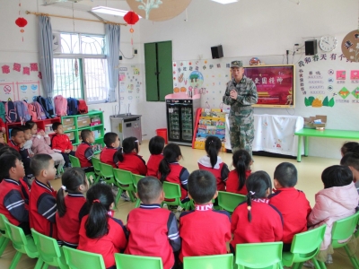 讲故事、看画册...这场活动走进大埔校园，让童心系国防！