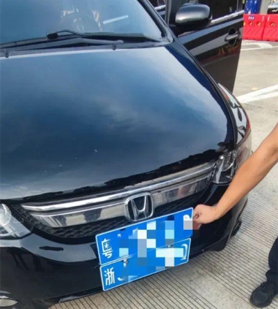 男子运输1501条“黄鹤楼”假烟，遇到检查执法时弃车逃跑！