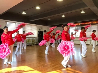 丰顺县各舞蹈队，排练备战广场舞大赛！