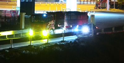 大货车错过高速服务区入口，竟在高速路上倒车进入