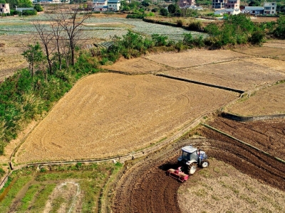 农业机械化助力平远县东石凉庭村春耕生产
