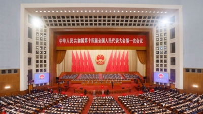 十四届全国人大一次会议举行第三次全体会议