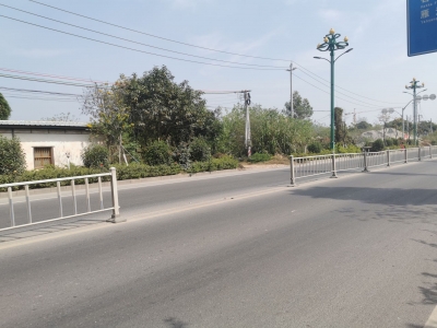 马路隔离栏被人擅自拆除！相关部门：将尽快查看修复