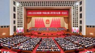 十四届全国人大一次会议举行第二次全体会议 习近平等在主席台就座