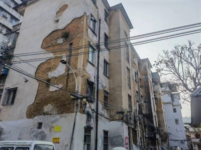 注意头顶上的“炸弹”！墙体瓷块脱落砸损轿车，一物业公司被追责！