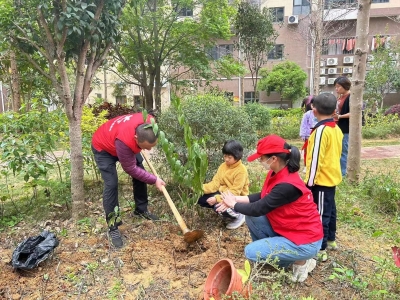 挖坑、翻新土、栽树…社区居民齐动手，为美丽家园添新绿→