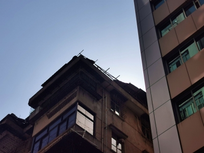 梅江三路有楼顶铁皮瓦松动，相关部门行动中！