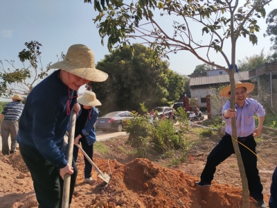 梅州市委办开展“绿美梅州”植树暨助力乡村振兴主题党日活动