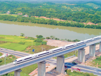 全国人大代表邹锦开参会发言时建议：将梅州相关铁路、重大项目纳入国家规划