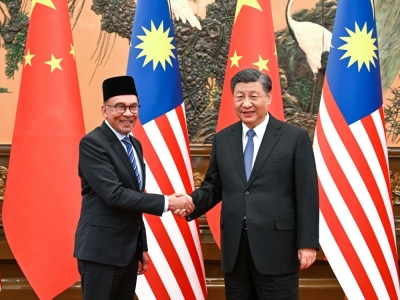 习近平会见马来西亚总理安瓦尔