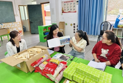 省中小学教师校本研修示范学校项目组、省名师名园长工作室来梅开展送教帮扶活动