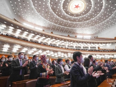 十四届全国人大一次会议举行第四次全体会议