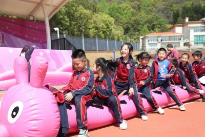 成为有光的你！梅州市外语实验学校外语文化节开幕