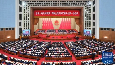 十四届全国人大一次会议在京开幕 习近平等在主席台就座 