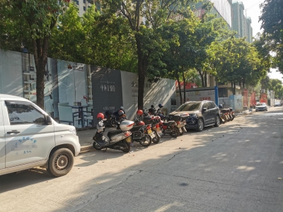 剑英大道南一公里辅道成“停车场”，市民盼恢复秩序