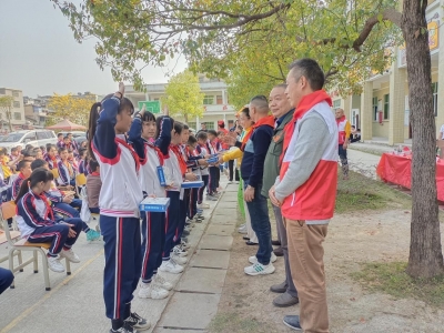 价值2.3万元！深圳爱心组织向丰良镇西厢小学捐赠爱心物资