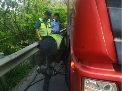 惊险！33吨“满油”罐车爆胎，多亏他们处置及时…