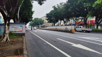 梅县金锭花园人行天桥工程围蔽半年未施工，居民出行不便望早动工