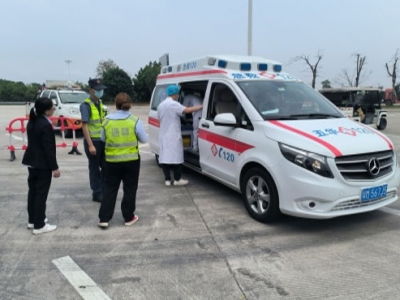 兴华高速一司机求救，救护车紧急赶往现场！