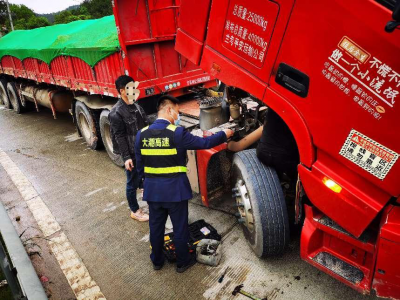 助人！修车！大潮高速收费员暖心的一幕