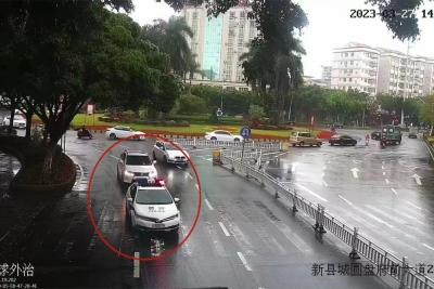 孩子高烧昏迷民警护送就医，与时间赛跑为救治赢得时间